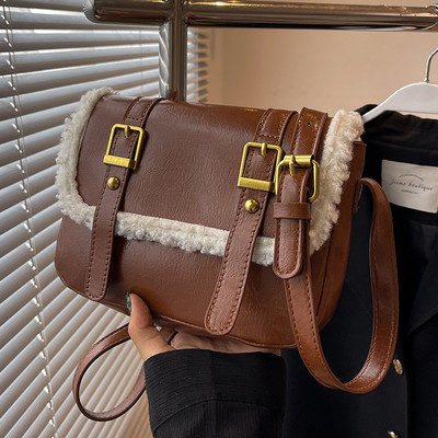 Maza kvadrātveida soma ar magnētisku sprādzi un plecu rokturi