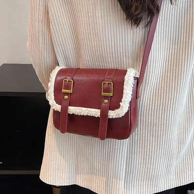 Maza kvadrātveida soma ar magnētisku sprādzi un plecu rokturi