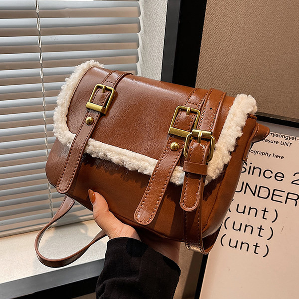 Maza kvadrātveida soma ar magnētisku sprādzi un plecu rokturi