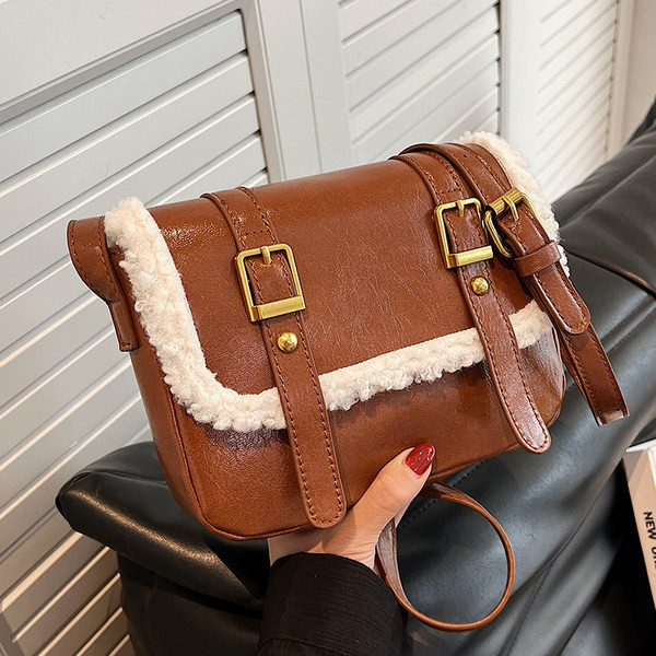 Maza kvadrātveida soma ar magnētisku sprādzi un plecu rokturi