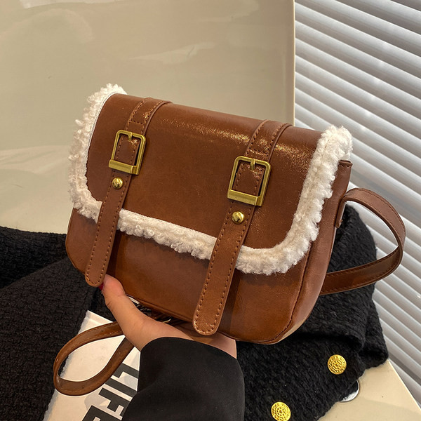 Maza kvadrātveida soma ar magnētisku sprādzi un plecu rokturi