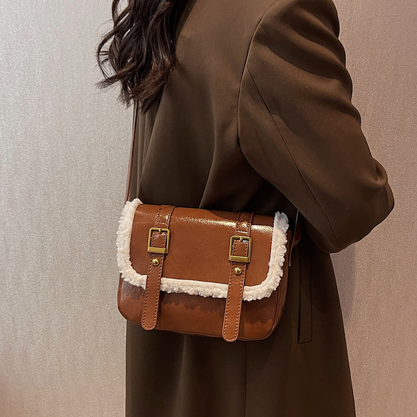 Maza kvadrātveida soma ar magnētisku sprādzi un plecu rokturi