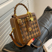 Szögletes kézitáska medállal - két színben