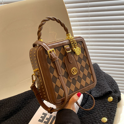 Szögletes kézitáska medállal - két színben