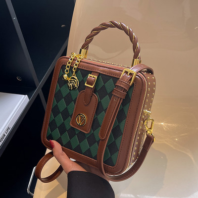 Szögletes kézitáska medállal - két színben