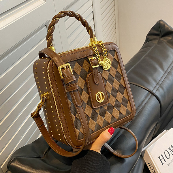 Szögletes kézitáska medállal - két színben