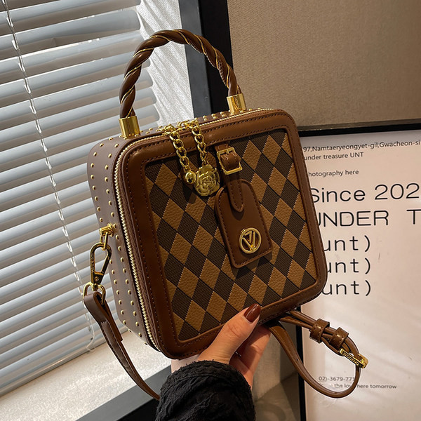 Szögletes kézitáska medállal - két színben