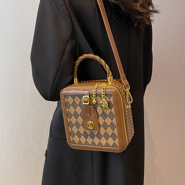 Szögletes kézitáska medállal - két színben