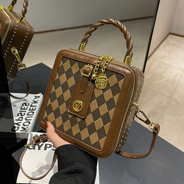 Szögletes kézitáska medállal - két színben