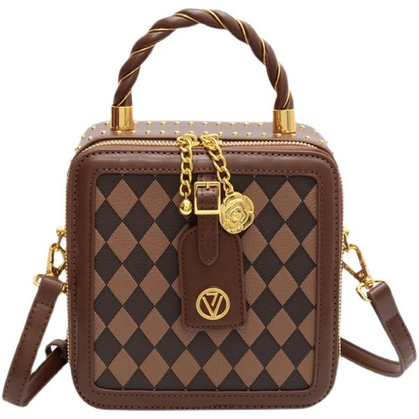 Szögletes kézitáska medállal - két színben