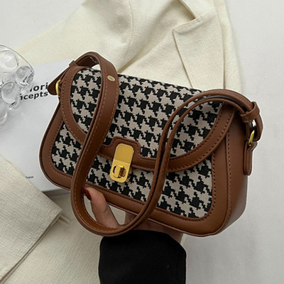 Карирана дамска чанта с дръжка за рамо