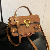 Rokassomiņa ar metāla elementu un garu rokturi, jauns modelis