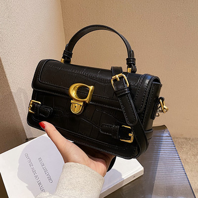 Rokassomiņa ar metāla elementu un garu rokturi, jauns modelis