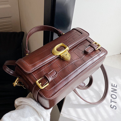 Rokassomiņa ar metāla elementu un garu rokturi, jauns modelis