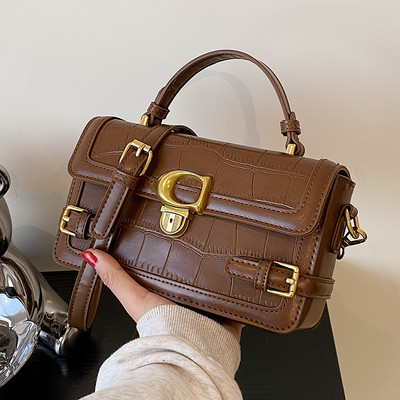 Rokassomiņa ar metāla elementu un garu rokturi, jauns modelis