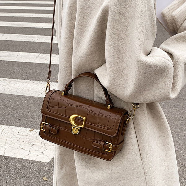 Rokassomiņa ar metāla elementu un garu rokturi, jauns modelis