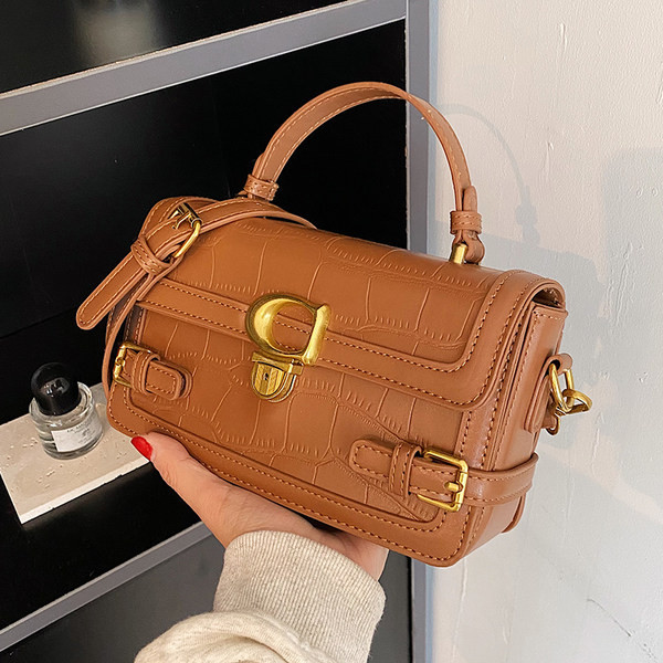 Rokassomiņa ar metāla elementu un garu rokturi, jauns modelis