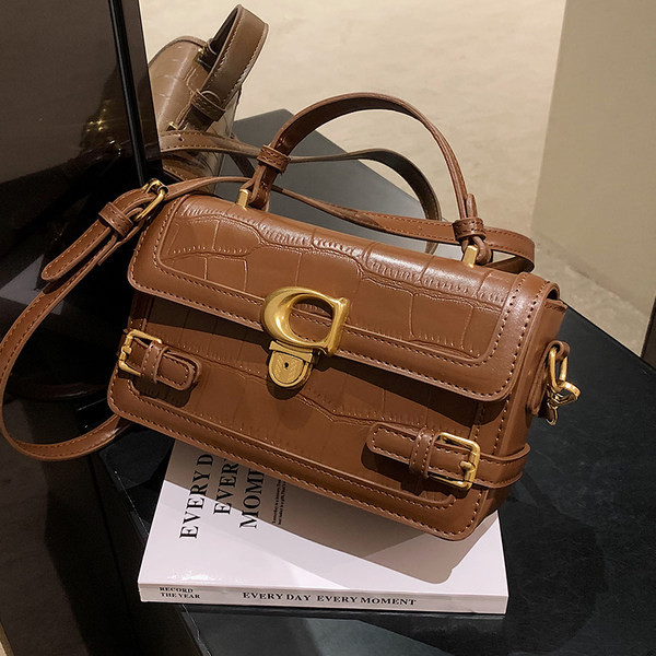 Rokassomiņa ar metāla elementu un garu rokturi, jauns modelis