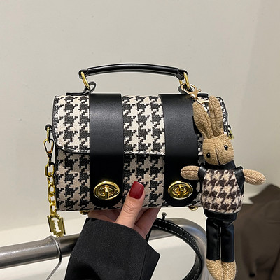 Kézitáska - fém elemekkel