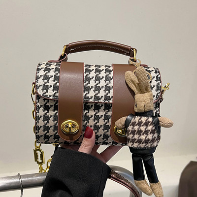 Kézitáska - fém elemekkel