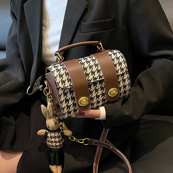 Kézitáska - fém elemekkel