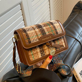 Moderna maza rokassomiņa ar platu plecu rokturi