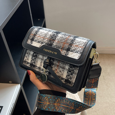 Moderna maza rokassomiņa ar platu plecu rokturi