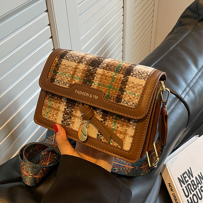 Moderna maza rokassomiņa ar platu plecu rokturi