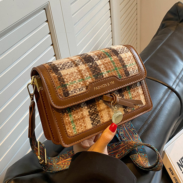 Moderna maza rokassomiņa ar platu plecu rokturi