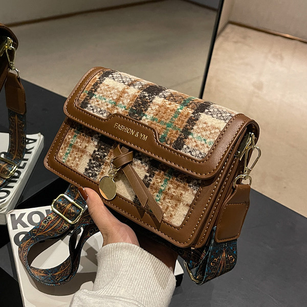 Moderna maza rokassomiņa ar platu plecu rokturi