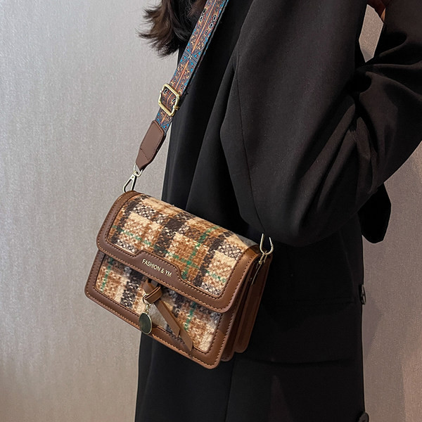 Moderna maza rokassomiņa ar platu plecu rokturi