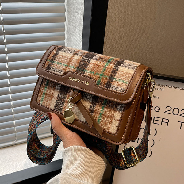 Moderna maza rokassomiņa ar platu plecu rokturi