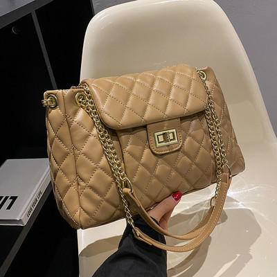 Stepēta sieviešu ādas soma ar metāla ķēdīti