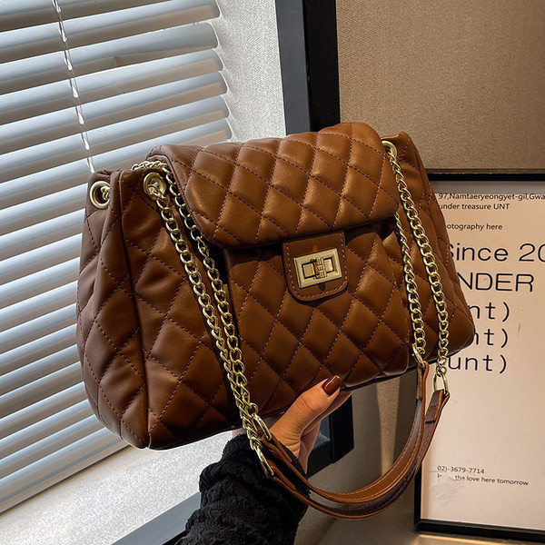 Stepēta sieviešu ādas soma ar metāla ķēdīti