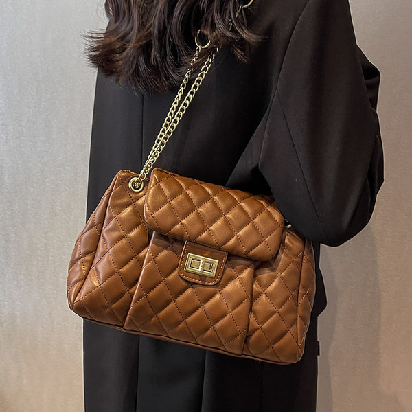 Stepēta sieviešu ādas soma ar metāla ķēdīti