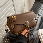 Sieviešu ādas soma - ar metāla aizdari un rokturi