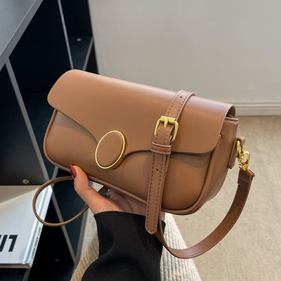 Sieviešu ādas soma - ar metāla aizdari un rokturi