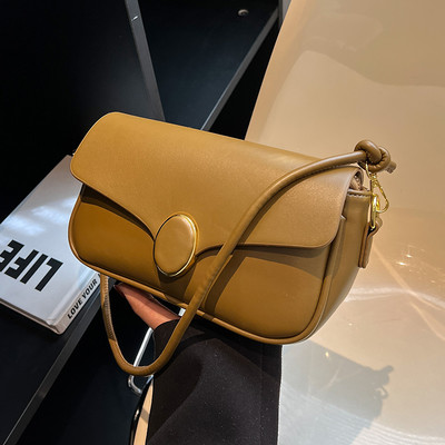 Sieviešu ādas soma - ar metāla aizdari un rokturi