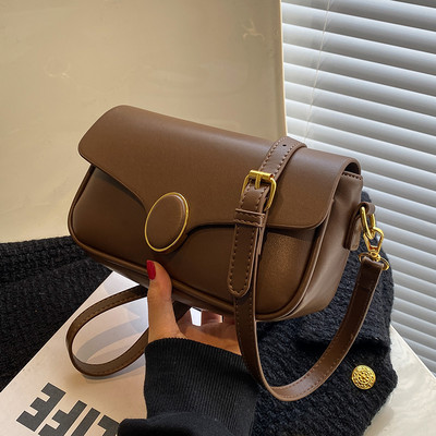 Sieviešu ādas soma - ar metāla aizdari un rokturi