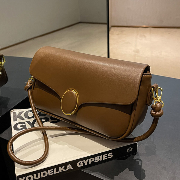 Sieviešu ādas soma - ar metāla aizdari un rokturi