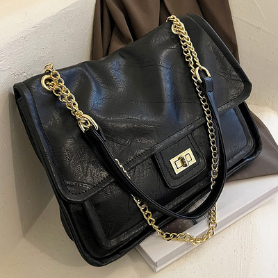 Kvadrātveida rokassomiņa ar ķēdes plecu rokturi un rāvējslēdzēja un sprādzes aizdari