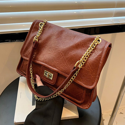 Kvadrātveida rokassomiņa ar ķēdes plecu rokturi un rāvējslēdzēja un sprādzes aizdari