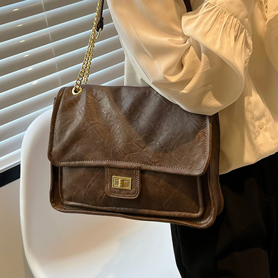 Kvadrātveida rokassomiņa ar ķēdes plecu rokturi un rāvējslēdzēja un sprādzes aizdari