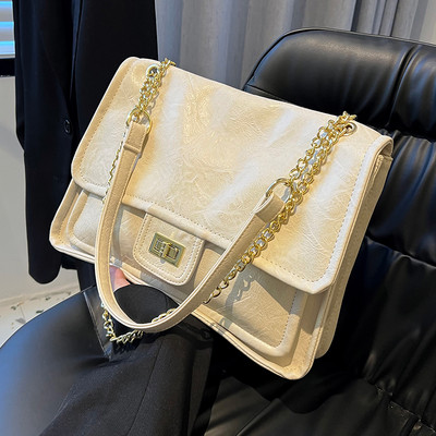 Kvadrātveida rokassomiņa ar ķēdes plecu rokturi un rāvējslēdzēja un sprādzes aizdari