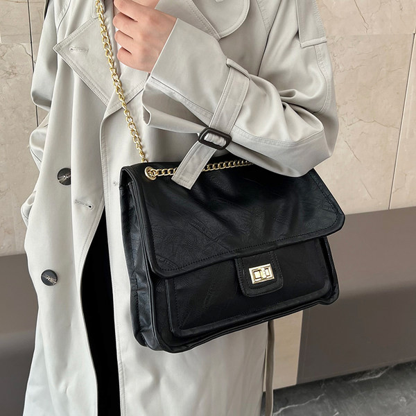 Kvadrātveida rokassomiņa ar ķēdes plecu rokturi un rāvējslēdzēja un sprādzes aizdari