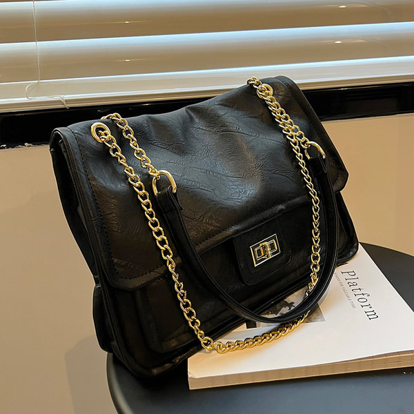 Kvadrātveida rokassomiņa ar ķēdes plecu rokturi un rāvējslēdzēja un sprādzes aizdari