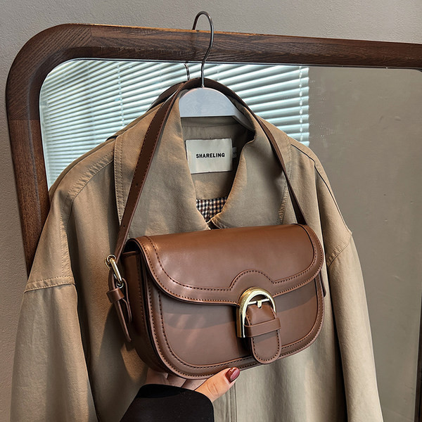 Sieviešu ādas soma - ar sprādzi