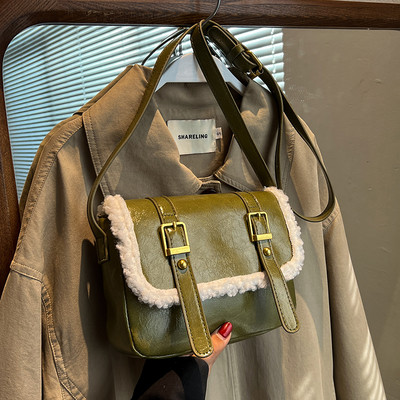 Moderna rokassomiņa ar sprādzēm vairākās krāsās