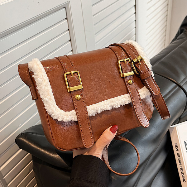 Moderna rokassomiņa ar sprādzēm vairākās krāsās