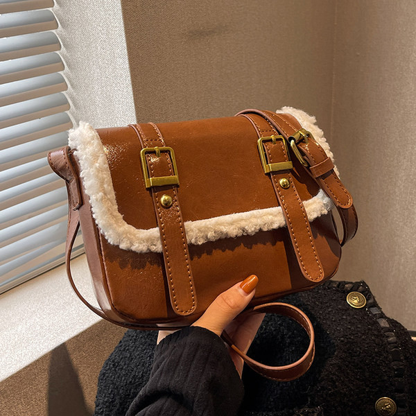 Moderna rokassomiņa ar sprādzēm vairākās krāsās